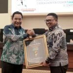 Asrul Sani Terima Penghargaan Adipura 2023 dari Pj Gubernur Sulsel