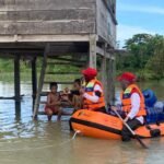 Gunakan Perahu, Relawan PMI Lutra Salurkan Bantuan untuk Korban Banjir