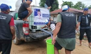 Tim Siaga Bencana Agussalim Distribusikan Bantuan dan Air Bersih di Lokasi Banjir Luwu