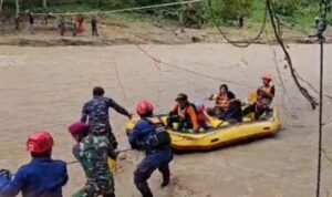 Tim Sar Evakuasi 52 Warga Kadundung Luwu yang Terisolir Akibat Banjir Bandang