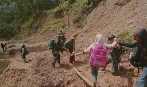 Warga Latimojong Dievakuasi dengan Berjalan Kaki Hingga Puluhan Kilometer