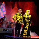 Ikut Fashion Show Sulsel Menari, Sekda Luwu Utara Kenakan Kain Wastra Motif Tammuan Allo