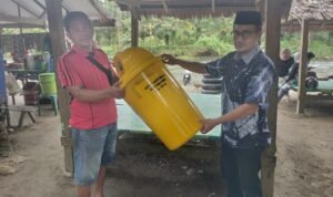 Jaga Kebersihan ODTW Tamboke, UPT Pariwisata Lutra Bagikan Tempat Sampah