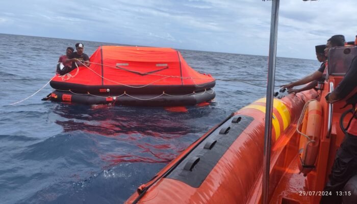 Alami Kerusakan Kapal Akibat Diterjang Badai, Dua ABK Dievakuasi