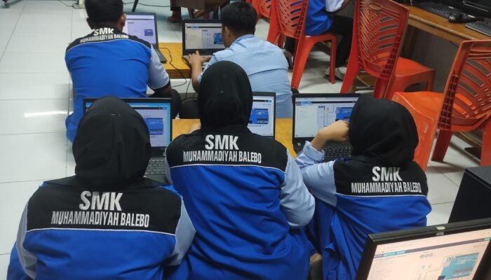 Santri SMK Muhammadiyah Balebo Lutra Diberi Pelatihan Web Programming Development