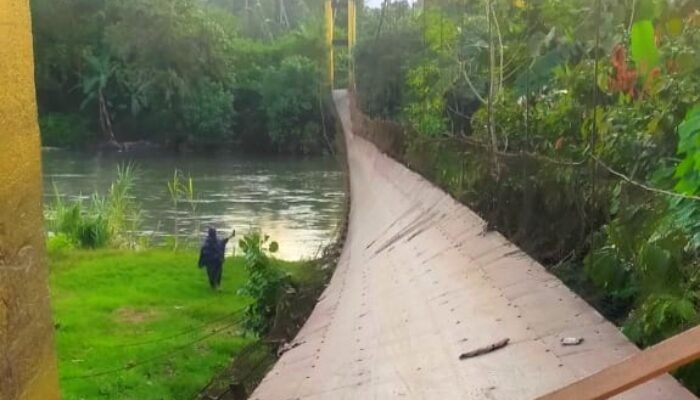 Tali Sling Jembatan Gantung Terputus, Lima Pengendara Motor Terjatuh