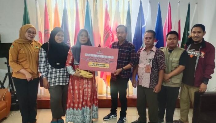 Dua Penyelenggara AdHoc Meninggal Dunia, KPU Luwu Serahkan Santunan ke Ahli Waris