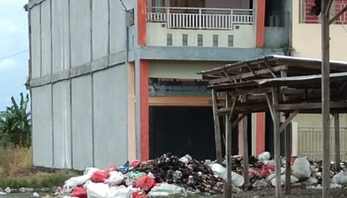 Pedagang di Pasar Tradisional Padang Sappa Keluhkan Bau Sampah