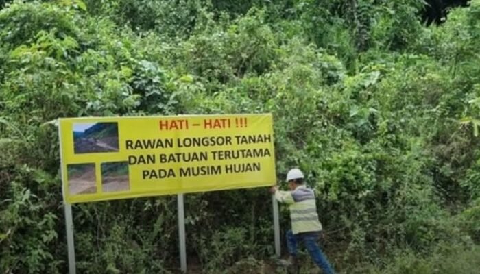 Masmindo Pasang Papan Peringatan di Titik Rawan Longsor Latimojong Luwu