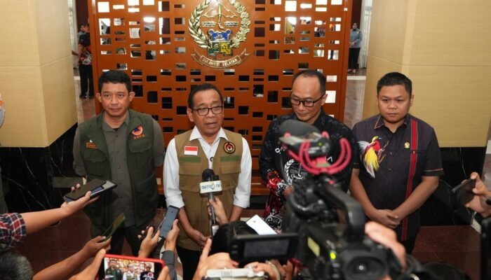 Menko PMK Serahkan Bantuan Rp14,4 Miliar untuk Penanganan Bencana di Sulsel