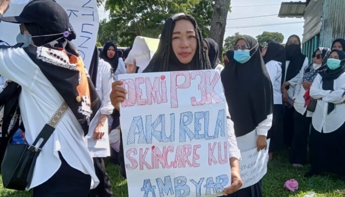 Demi P3K Aku Rela Skincare ku Ambyar, Tulisan Spanduk Honorer Palopo saat Geruduk Kantor DPRD