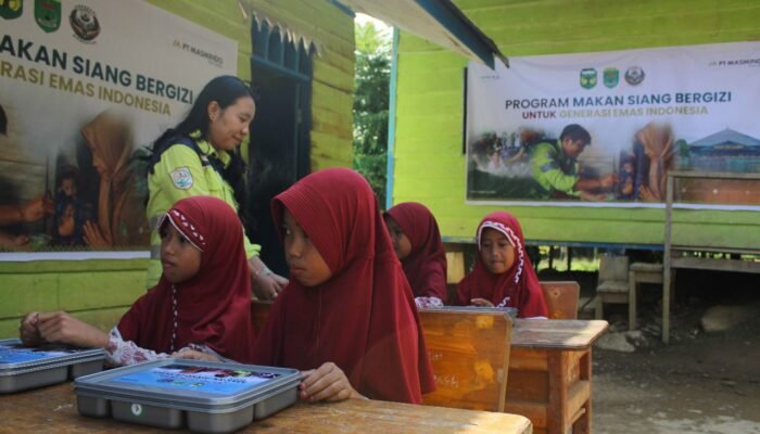 PT Masmindo Inisiasi Program Makan Siang Bergizi di Latimojong Luwu