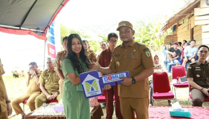 Bupati Luwu Serahkan Bantuan Perbaikan Rumah untuk Korban Banjir dan Longsor