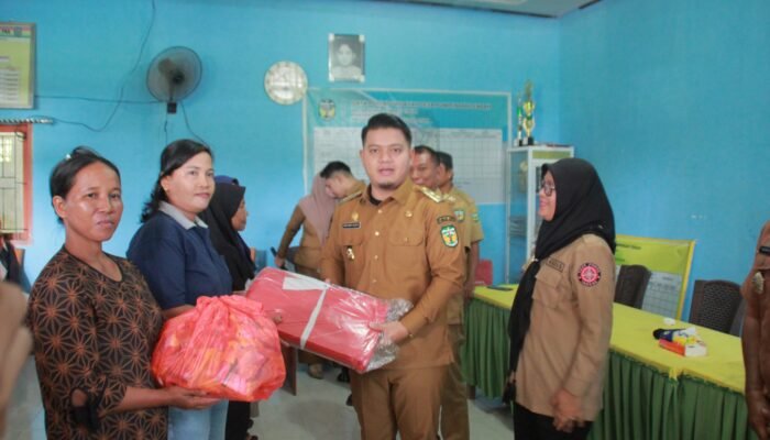 Wabup Luwu Serahkan Bantuan untuk Warga Terdampak Banjir