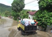 Banjir Landa Luwu, Ratusan Pelajar Dievakuasi dengan Truk
