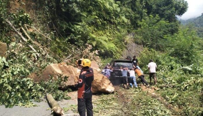 Longsor Tutup Jalan Poros Palopo-Bastem, Akses Sudah Kembali Normal