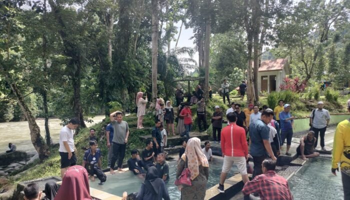 Kafilah STQH Serbu Permandian Air Panas Pincara Lutra