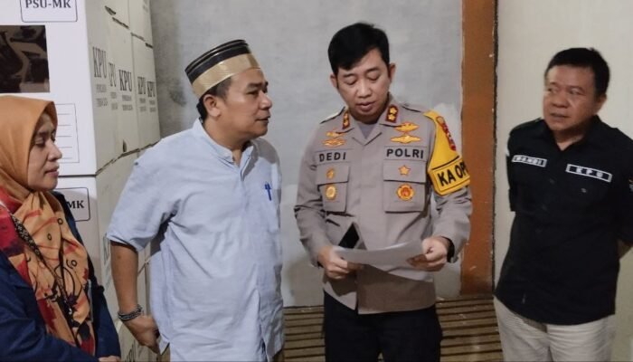 Kapolres Palopo Tinjau Langsung Proses Pelipatan Surat Suara