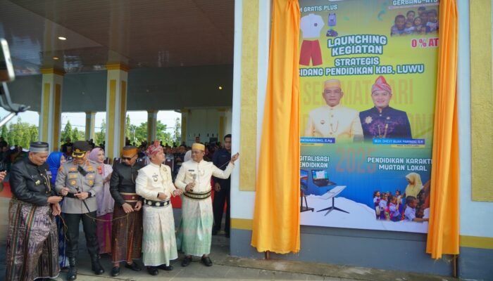Pata-Dhevy Launching Program Strategis Pendidikan, Bagikan Seragam Gratis untuk Pelajar SD dan SMP