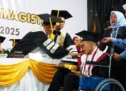 Kenakan Kursi Roda saat Wisuda, Bayu Baharuddin Bikin Haru Satu Gedung Wisuda Unanda