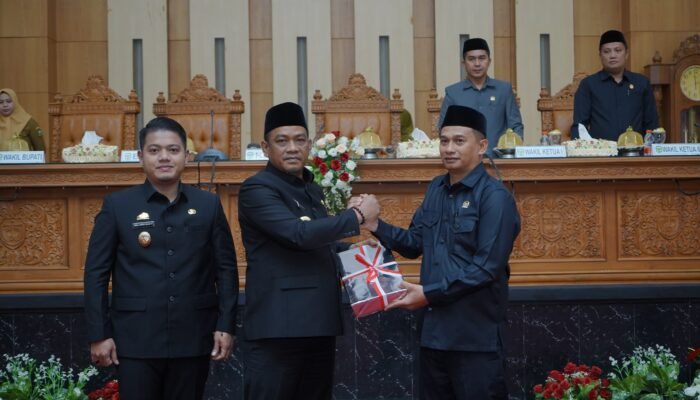 Rapat Paripurna, Bupati Luwu Serahkan Ranperda Pertanggungjawaban APBD 2024 dan RPJMD 2025–2029