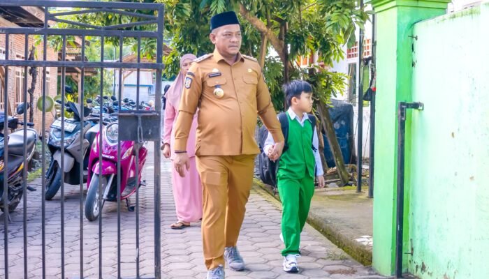 Bupati Luwu Ikut Kampanye Nasional, Ayah Mengantar Anak di Hari Pertama Sekolah
