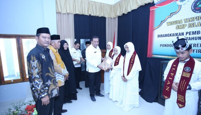 Wisuda Tahfidz dan Penamatan Siswa SMP IT Al-Firdaus Mamoenta, Sekda Luwu Janji Perhatikan Infrastruktur Jalan