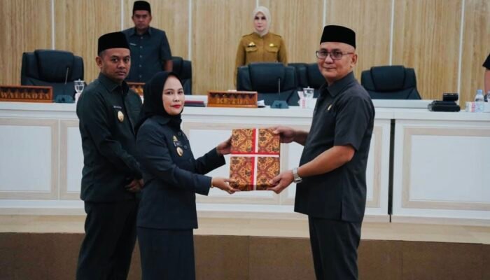 Rapat Paripurna DPRD Palopo, Pemkot Serahkan Ranperda Perubahan APBD 2025