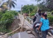 Tiga Bulan Jembatan Ambruk, Warga Harus Menyeberang di Jembatan Rawan Roboh