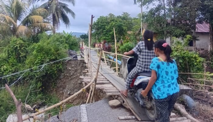 Tiga Bulan Jembatan Ambruk, Warga Harus Menyeberang di Jembatan Rawan Roboh