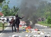 Warga Bua Protes Penanganan Sampah, Hamburkan Tumpukan ke Jalan Trans Sulawesi