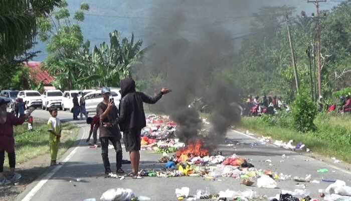 Warga Bua Protes Penanganan Sampah, Hamburkan Tumpukan ke Jalan Trans Sulawesi