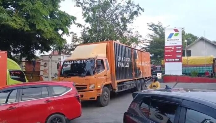 Antrean Panjang di SPBU Ahmad Razak Palopo Sebabkan Kemacetan, Warga Minta Polisi Turun Tangan