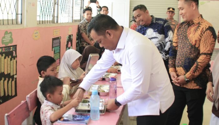 Bupati Luwu Tinjau Program MBG di Larompong, Serahkan Alat Digital Pendidikan