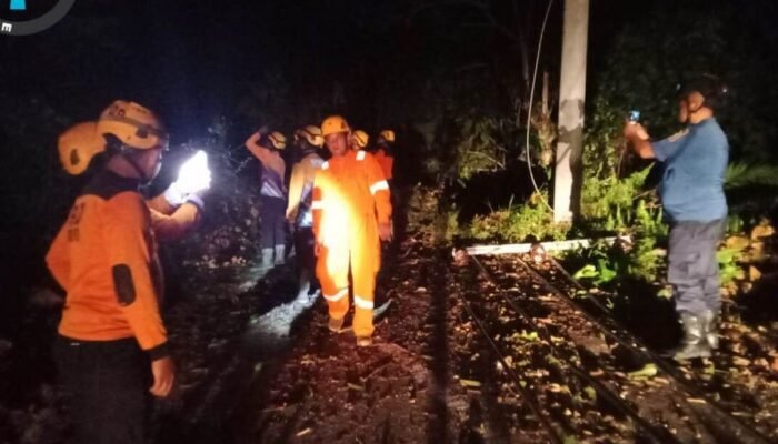 Jalan Poros Palopo–Bastem Tertutup Longsor, Akses Transportasi Lumpuh