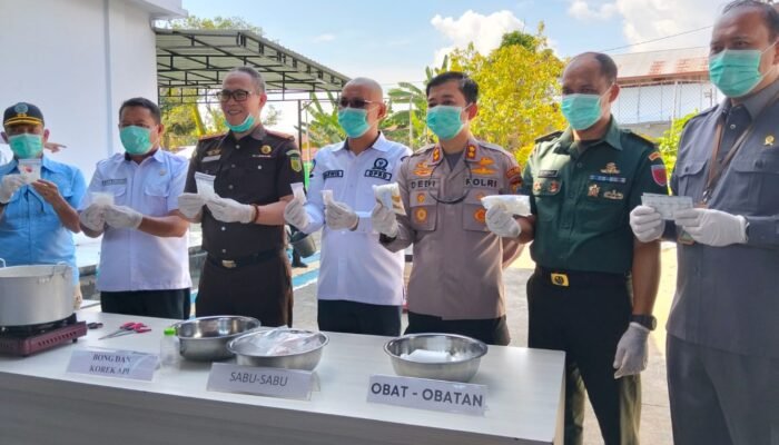 Kejari Palopo Musnahkan Barang Bukti Narkotika dan Obat Terlarang