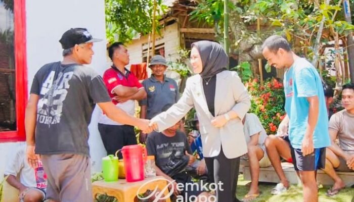 Naili Trisal Salurkan Bantuan Renovasi Masjid dan Pangan