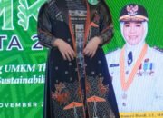 Wakil Ketua Dekranasda Luwu Tampilkan Gaun Bermotif Khas Luwu di UMKM FI3STA 2025
