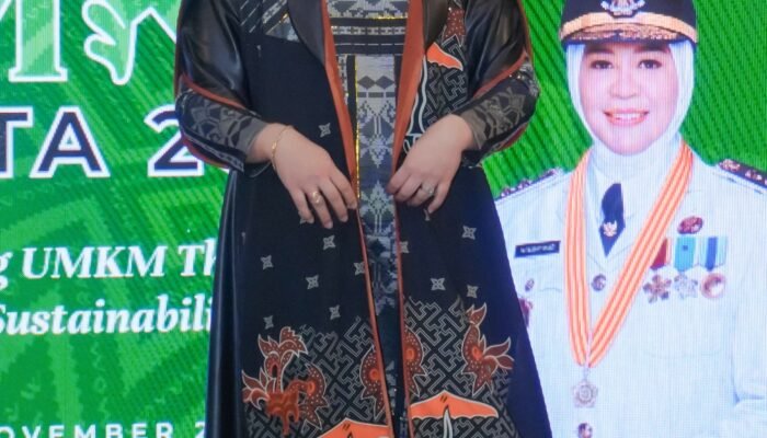 Wakil Ketua Dekranasda Luwu Tampilkan Gaun Bermotif Khas Luwu di UMKM FI3STA 2025