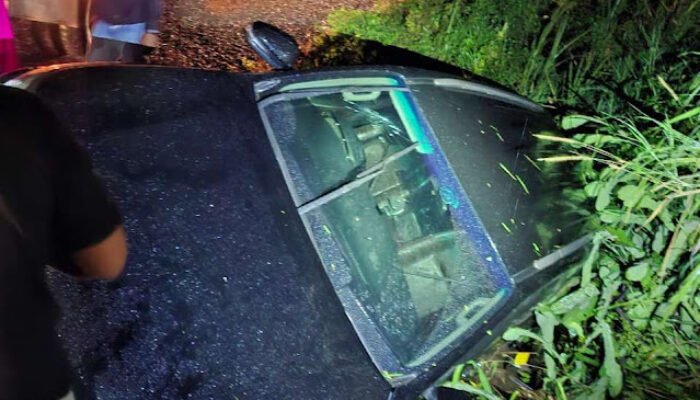 Mobil Ketua DPRD Luwu Timur Terperosok ke Drainase di Towuti