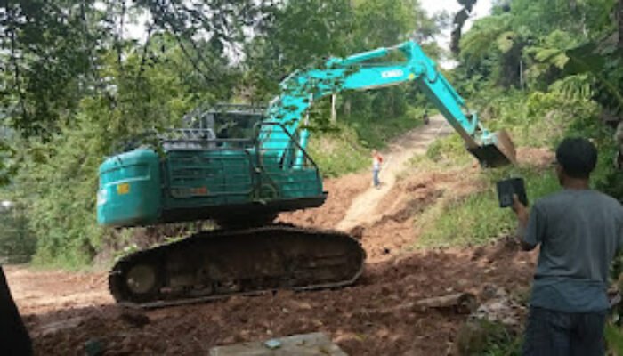 Tertutup Longsor, Akses Latuppa–Bastem Akhirnya Dibuka Kembali