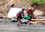 Perjuangan 10 Jam Warga Seko Menandu Pasien Sakit Lewati Jalan Rusak