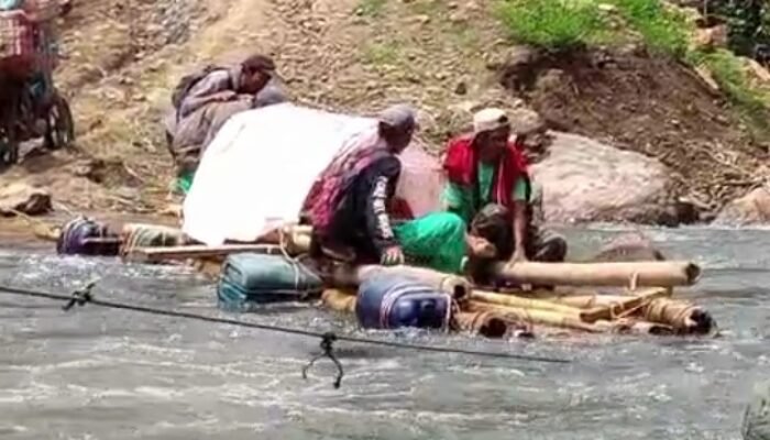 Perjuangan 10 Jam Warga Seko Menandu Pasien Sakit Lewati Jalan Rusak