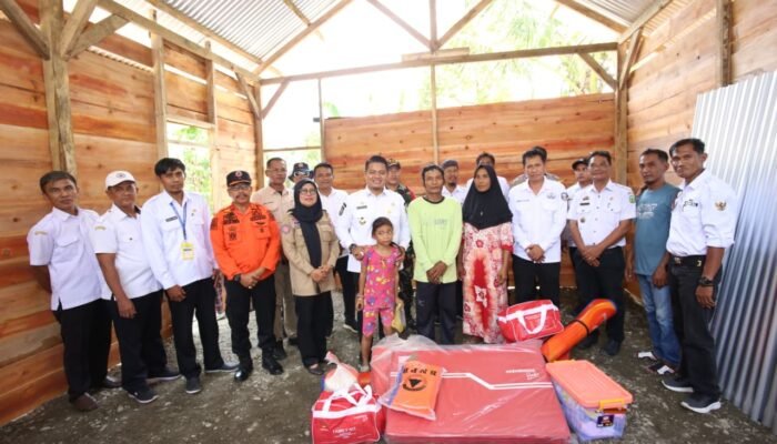 Rumah Warga Roboh Diterpa Angin, Wabup Luwu Tinjau dan Salurkan Bantuan