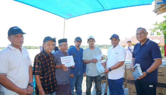 Dukung Ekonomi Nelayan, Bupati Luwu dan Anggota DPRD Salurkan Mesin Perahu dan Kapal 1 GT
