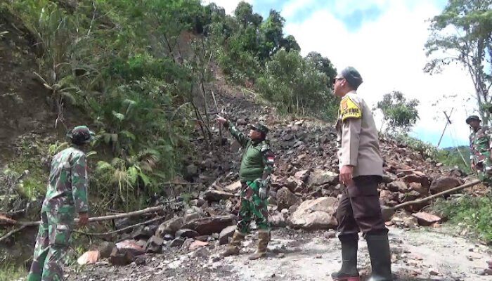 Longsor Putus Total Jalur Palopo–Luwu, Tiga Motor Guru Tertimbun