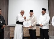 Wamenag Serahkan Bantuan Rp2 Miliar untuk Gereja Katolik Terdampak Bencana di Sumatera Utara