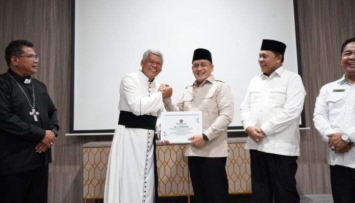 Wamenag Serahkan Bantuan Rp2 Miliar untuk Gereja Katolik Terdampak Bencana di Sumatera Utara