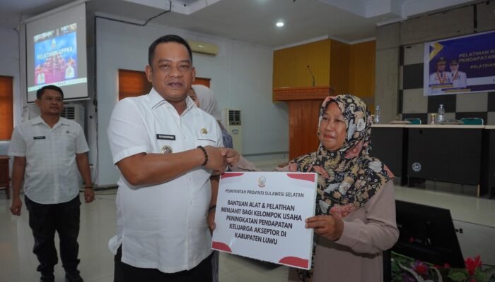 Bupati Luwu Serahkan Bantuan Usaha, Perkuat Kemandirian Ekonomi Keluarga