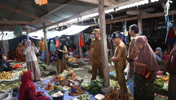 Bupati Luwu Sidak Pasar Bajo, Tekankan Pedagang Tak Jual Beras di Atas HET